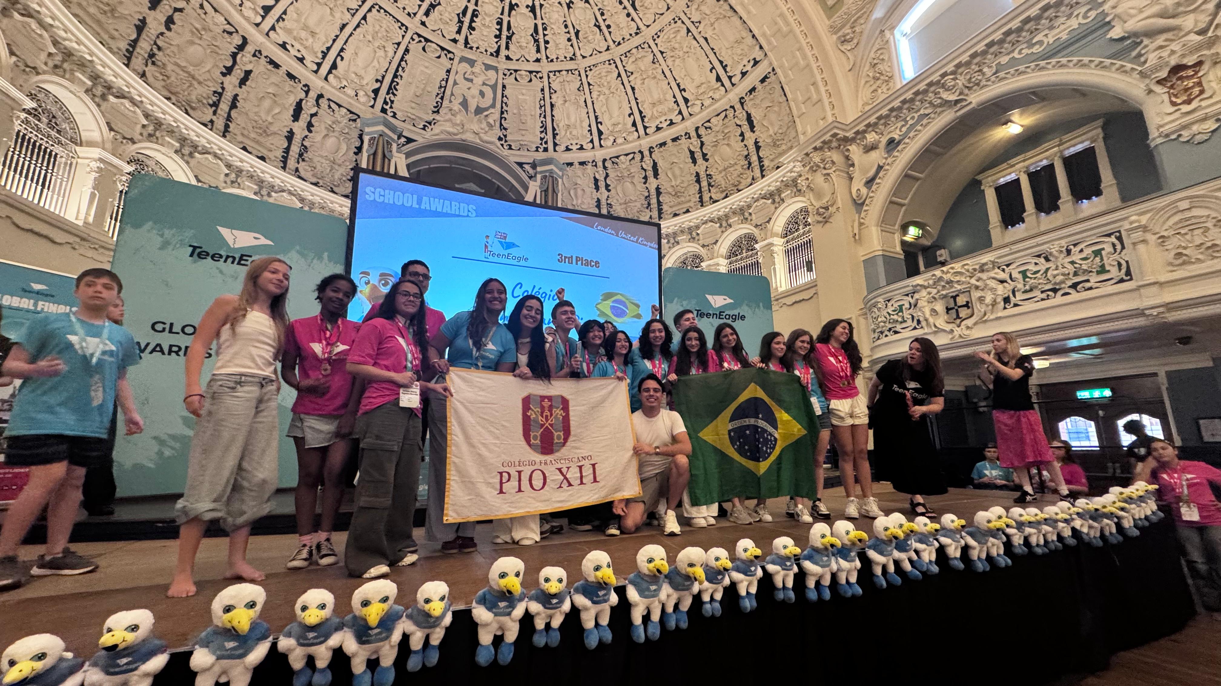 Estudantes do Pio XII conquistam medalhas na fase global da TeenEagle em Londres